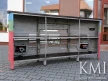 Tył recepcji industrialnej drewniane półki i metalowa konstrukcja meble loftowe