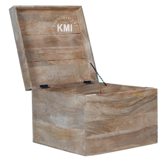 otwarty kufer drewniany z łańcuszkiem meble indyjskie schowek na pościel