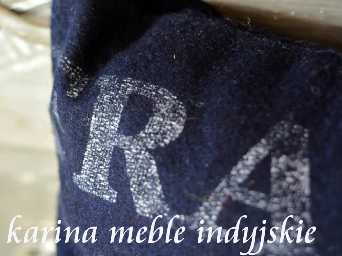 Dekoracyjna poszewka z wełny z nadrukiem w stylu vintage