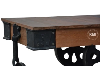 meble do salonu | loftowy stolik na metalowych kołach