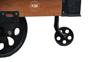 meble designerskie | loftowy stolik na metalowych kołach