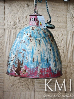 niebieska lampa w stylu industrialnym – widok z boku