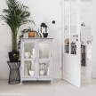 biała witryna drewniana lilly w aranżacji z roślinami 2 przeszklone drzwi styl shabby chic