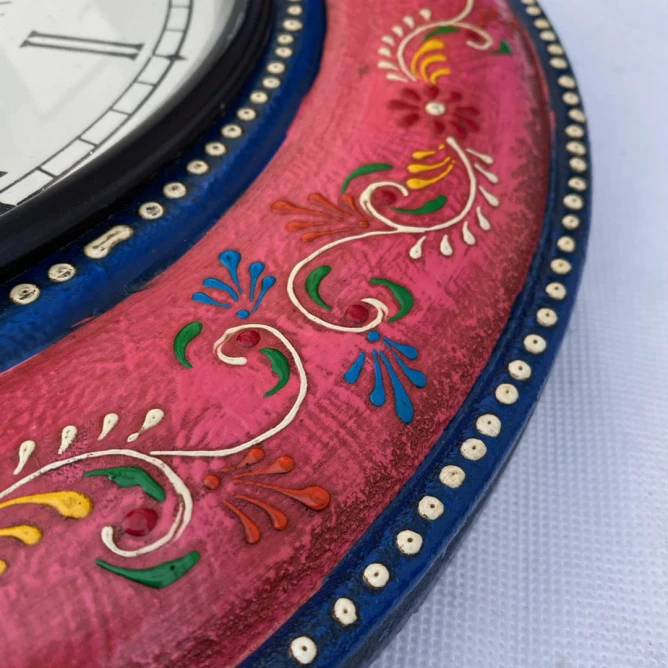 Kolorowy zegar orientalny – tarcza i wskazówki w stylu retro