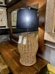 Boho‑loft lampa stołowa – widok z przodu, drewno + papierowy sznurek