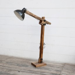 loftowa lampa podłogowa stojąca drewniana