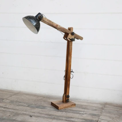 loftowa lampa podłogowa stojąca drewniana
