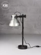 Industrialna lampa na biurko – metalowy klosz, surowy styl loftowy