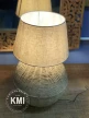 Boho lampa stołowa – aranżacja z meblami drewnianymi