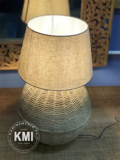 Boho lampa stołowa – aranżacja z meblami drewnianymi