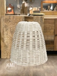 biała lampa rattanowa nad stół styl boho