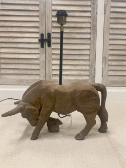 lampa drewniana stojąca Bull z litego drewna mango w kształcie byka