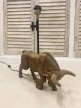 lampa z litego drewna stojąca w kształcie byka bez abażura