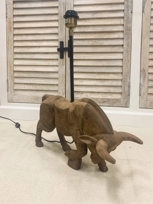 lampa z litego drewna stojąca w kształcie byka bez abażura