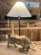 masywna lampa stołowa byk z drewna w aranżacji gabinetu w stylu loftowym i industrialnym