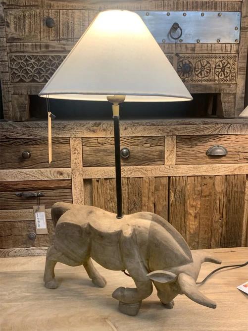 masywna lampa stołowa byk z drewna w aranżacji gabinetu w stylu loftowym i industrialnym