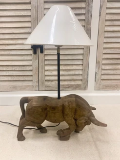 lampa drewniana Bull z przykładowym dużym beżowym abażurem na komodzie