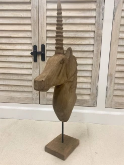 Detal drewnianej figurki jednorożca w stylu rustykalnym