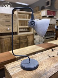 loftowa lampa na biurko metalowa jasno szara