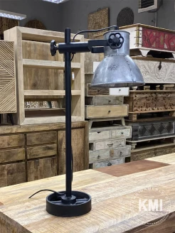 Lampa loftowa – widok z boku, surowe wykończenie powierzchni