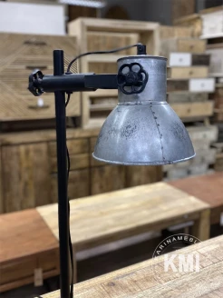 Lampa na biurko – widok z góry na stelaż i klosz