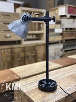 Biurkowa lampa metalowa - widok z boku