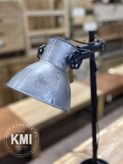 Industrialna lampa – zbliżenie na klosz