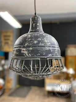 lampy vintage postarzana lampa loftowa z metalową siatką