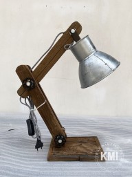 lampa biurkowa ze starego drewna i metalu