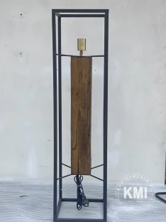 loftowa lampa podłogowa stojąca ze starego drewna i metalu