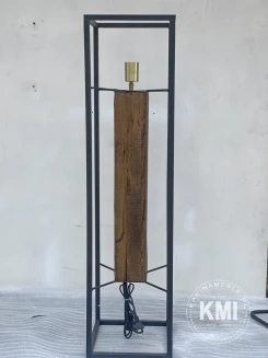 loftowa lampa podłogowa stojąca ze starego drewna i metalu