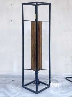 loftowa lampa podłogowa stojąca ze starego drewna i metalu