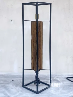 loftowa lampa podłogowa stojąca ze starego drewna i metalu