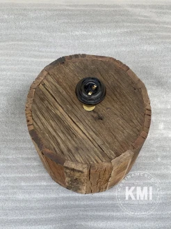 Lampa z góru – widoczna naturalna tekstura drewna