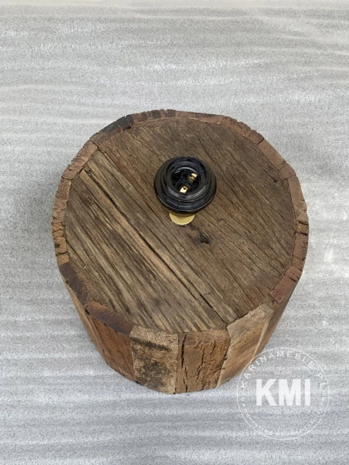 Lampa z góru – widoczna naturalna tekstura drewna