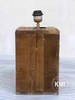 Lampa stołowa loftowa z drewna odzyskanego – styl industrialny i vintage