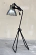Metalowa lampa loftowa z regulowanym ramieniem – detal konstrukcji
