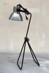 Naturalna metalowa lampa loftowa na biurko – styl industrialny