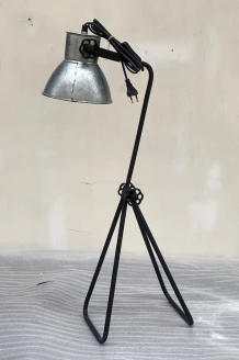 Metalowa lampa loftowa z regulowanym ramieniem – detal konstrukcji