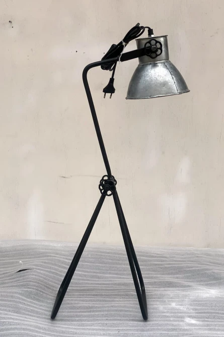 Naturalna lampa biurkowa – aranżacja na drewnianym blacie