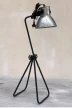 Industrialna lampa na biurko metalowaIndustrialna lampa biurkowa czarna – widok z boku na całość