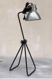 Naturalna metalowa lampa loftowa na biurko – styl industrialny
