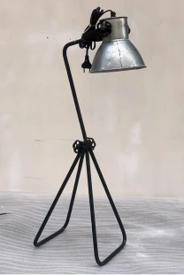 Naturalna metalowa lampa loftowa na biurko – styl industrialny