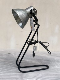 Loftowa lampa stojąca na biurko – metalowa, industrialna