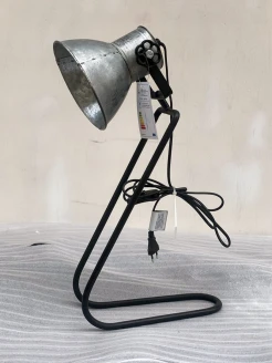 Lampa metalowa – widok z boku, klosz regulowany