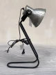 oftowa lampa stojąca – widok z przodu, metalowa i regulowana