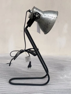 oftowa lampa stojąca – widok z przodu, metalowa i regulowana