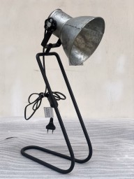 Loftowa lampa stojąca na biurko – metalowa, industrialna