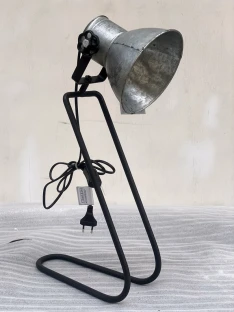 Loftowa lampa stojąca na biurko – metalowa, industrialna