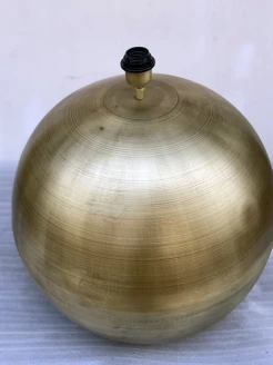 Metalowa lampa podłogowa loftowa w formie kuli